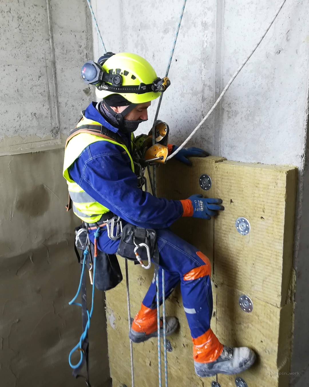 Montaż wełny mineralnej metodami alpinistycznymi