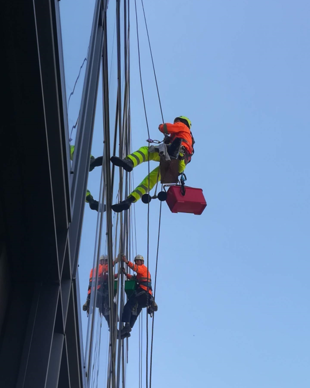 Mycie elewacji biurowca