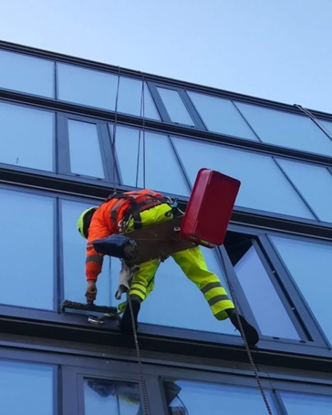 Mycie elewacji biurowca