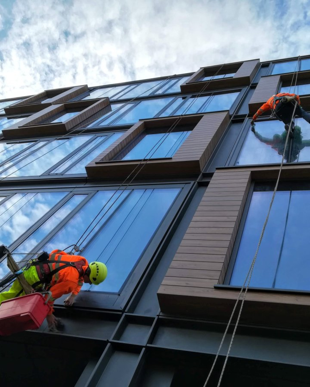 Mycie elewacji biurowca