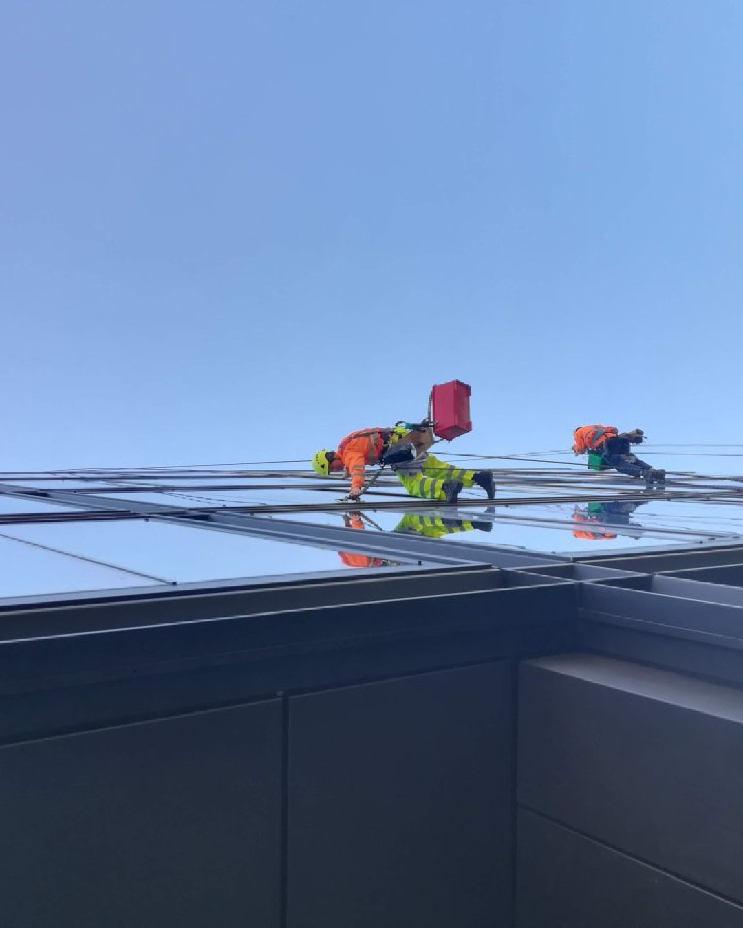 Mycie elewacji biurowca