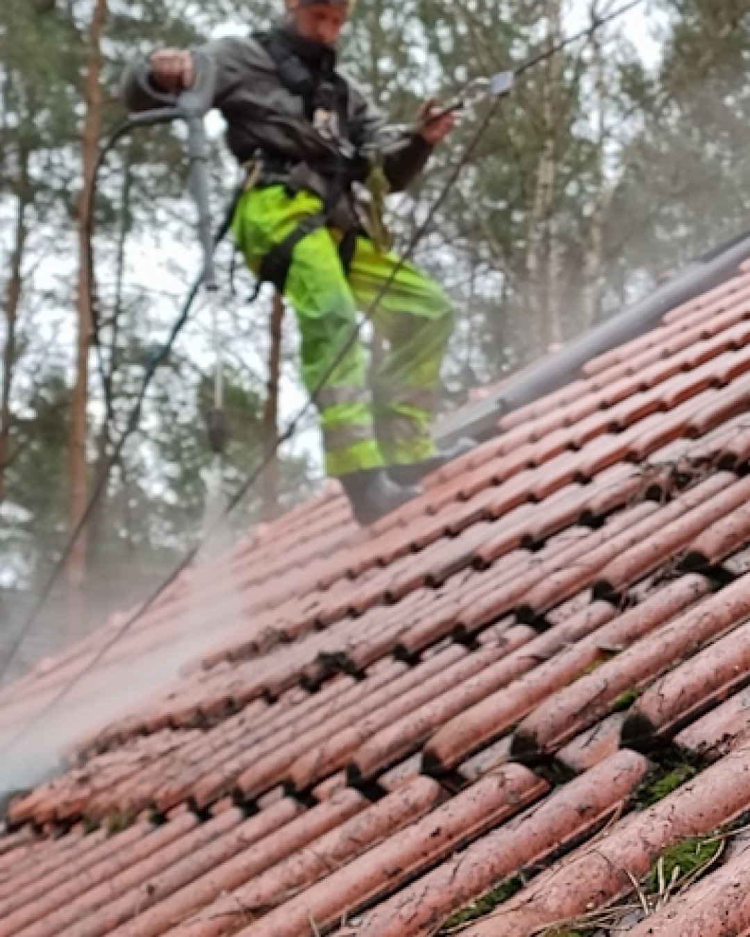 Mycie dachu z mchu i zabrudzeń