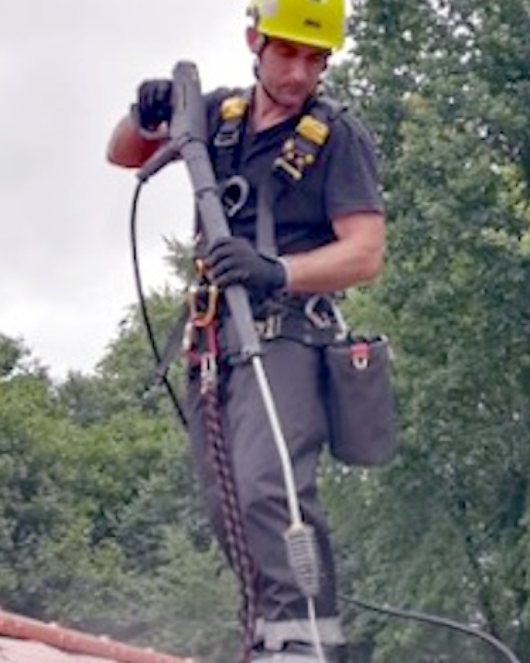 Mycie dachu z mchu i zabrudzeń