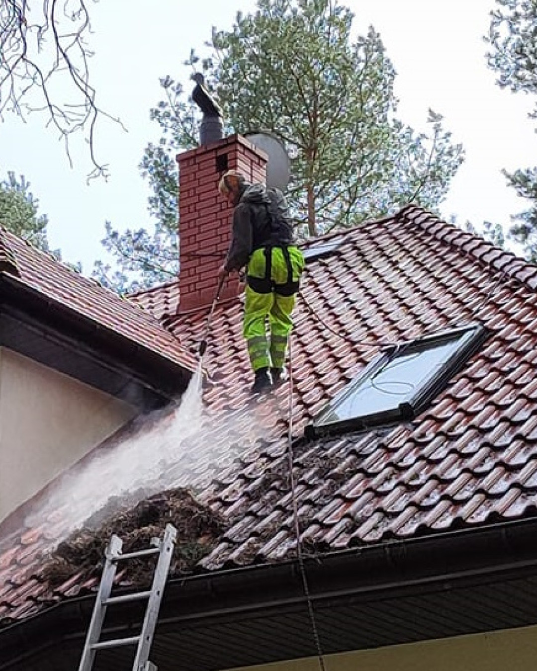 Mycie dachu z mchu i zabrudzeń