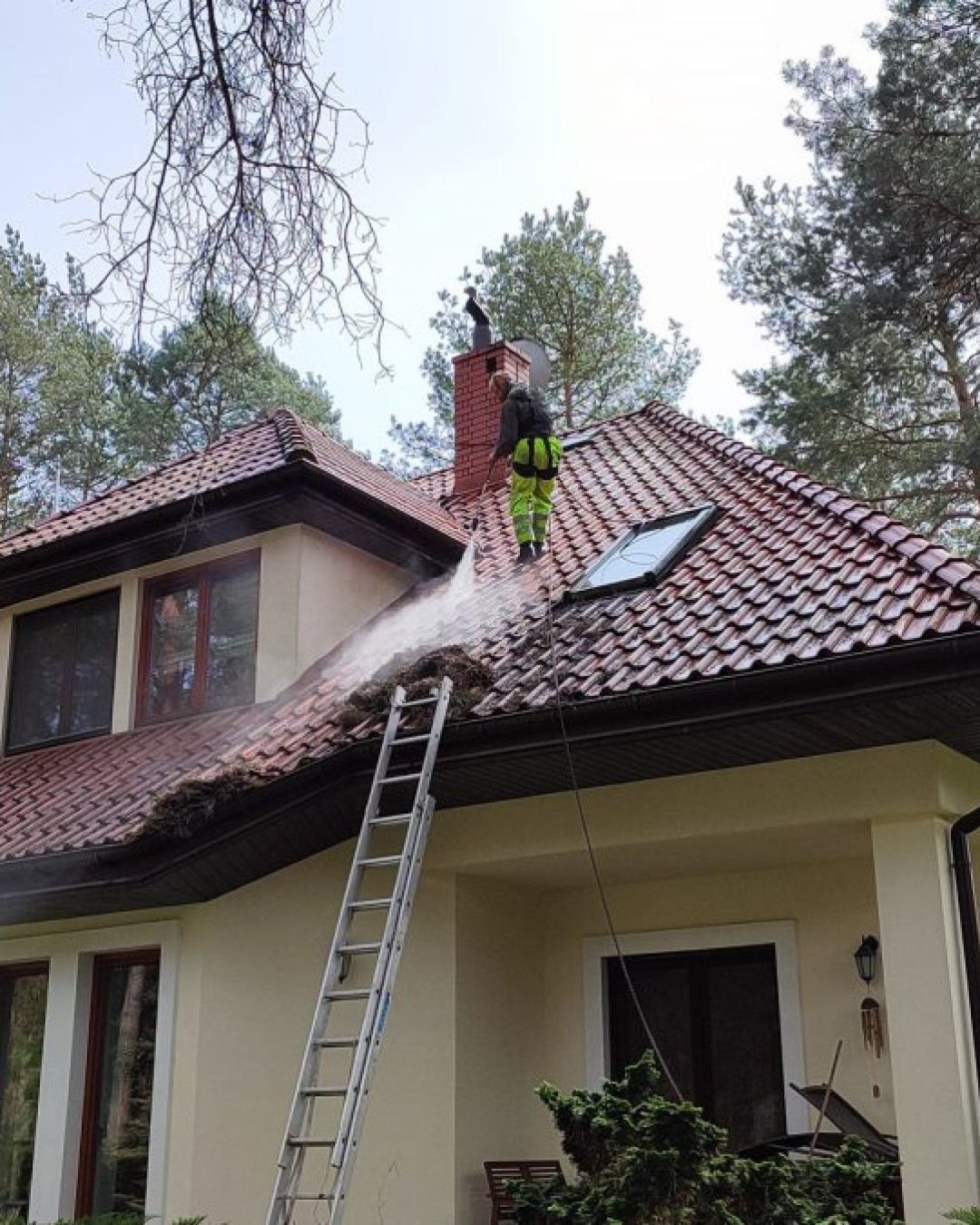 Mycie dachu z mchu i zabrudzeń