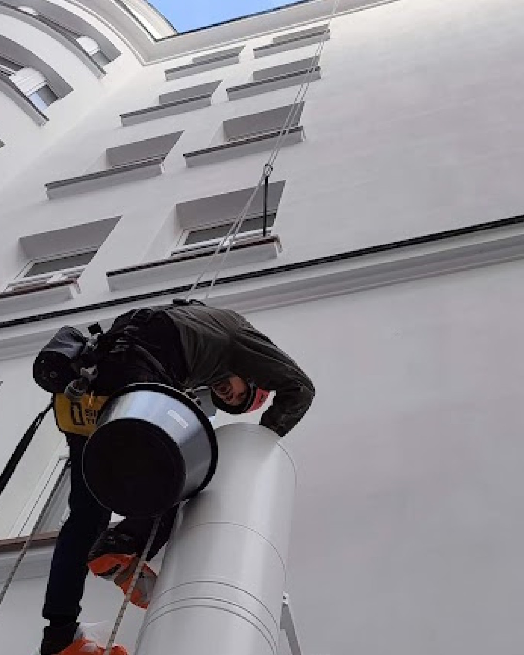 Montaż rury spalinowej z mobilnej kotłowni na dach budynku