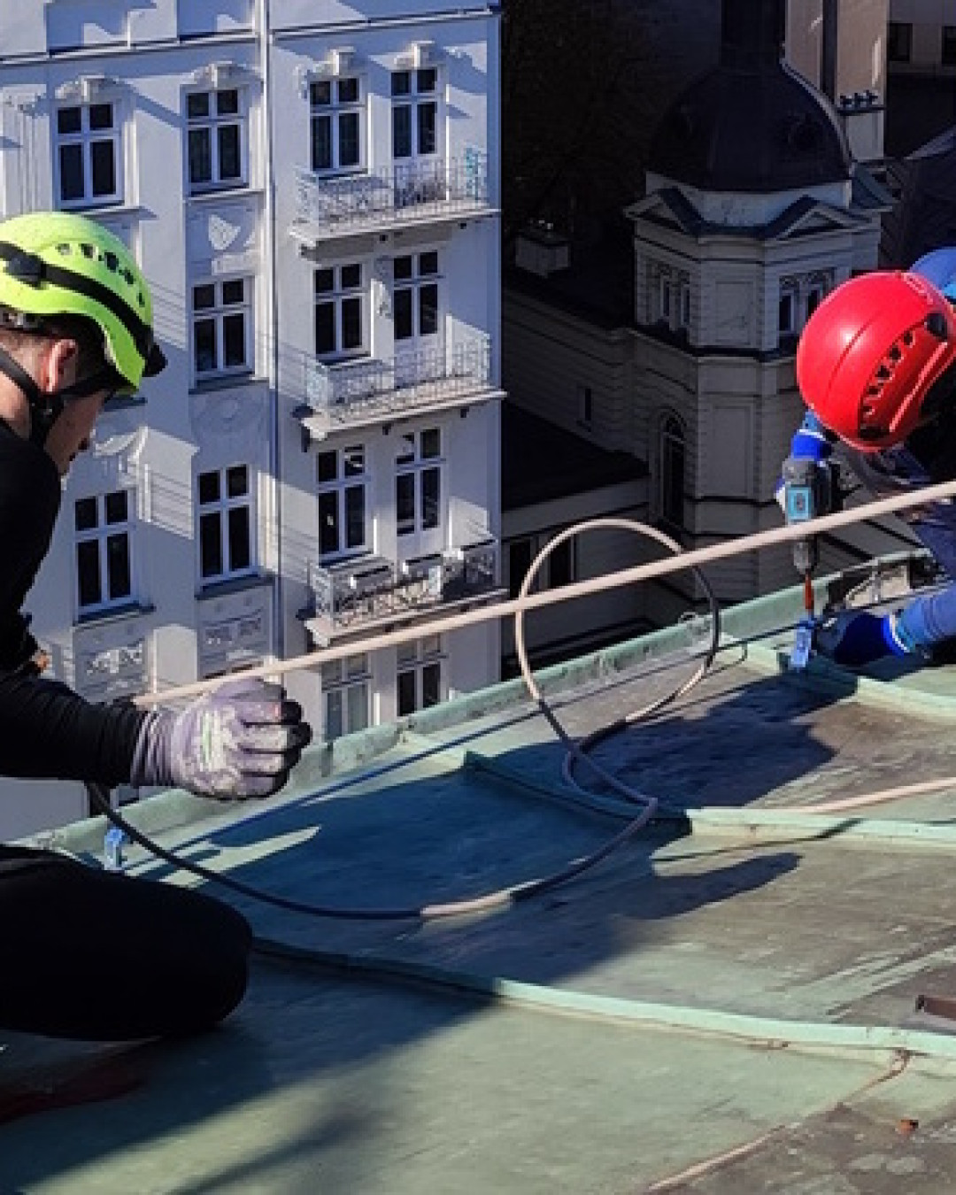 Zdjęcia alpinistów przemysłowych