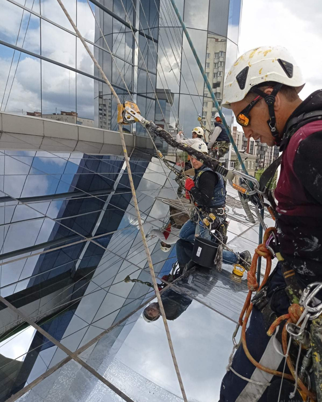 Zdjęcia alpinistów przemysłowych