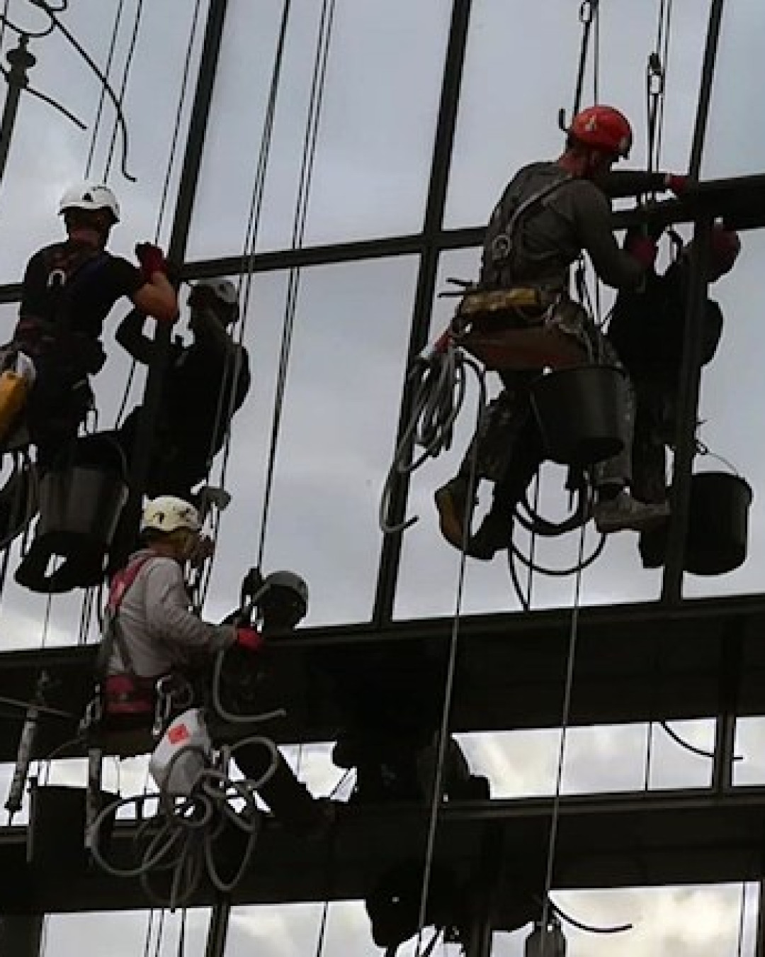 Zdjęcia alpinistów przemysłowych