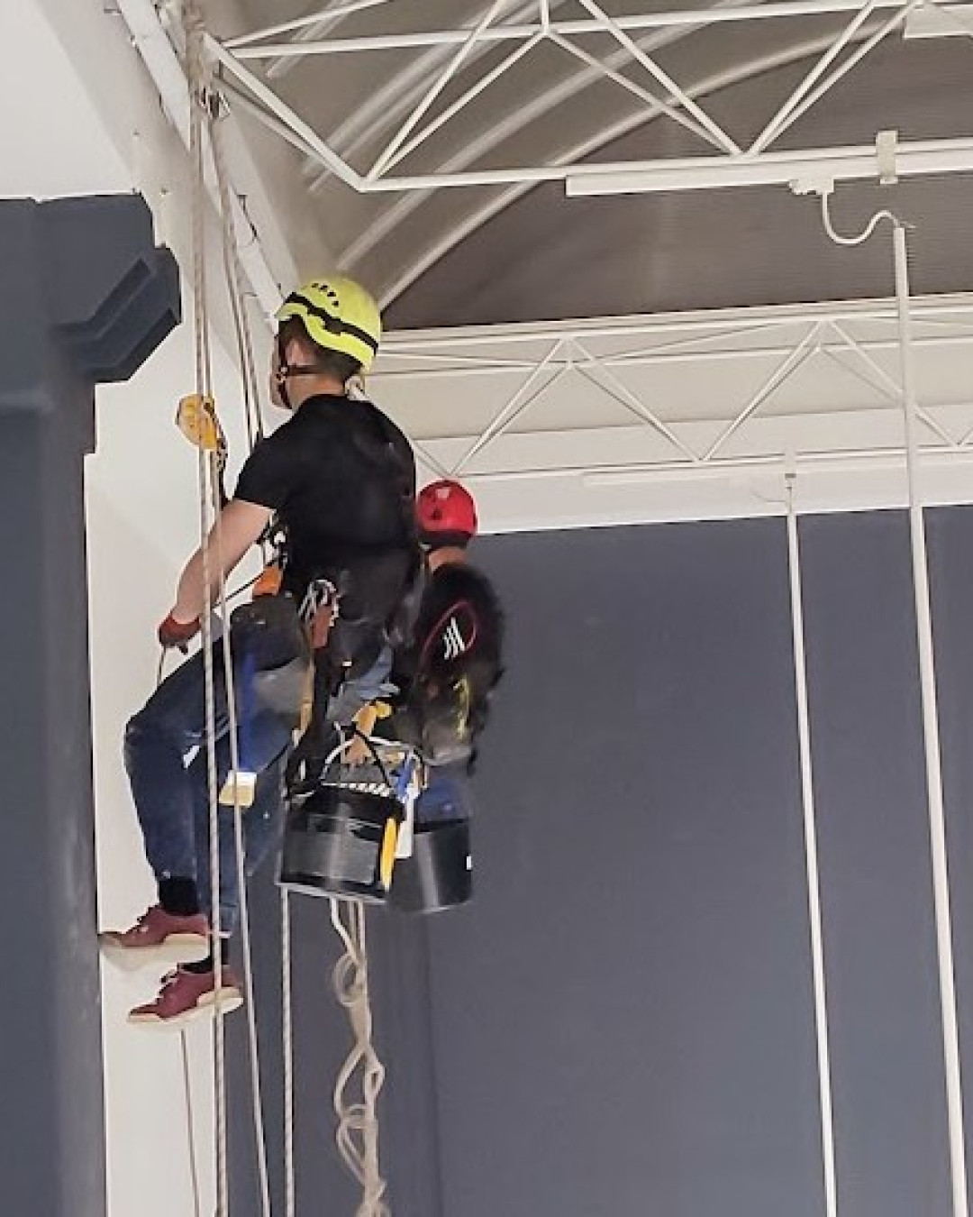 Zdjęcia alpinistów przemysłowych