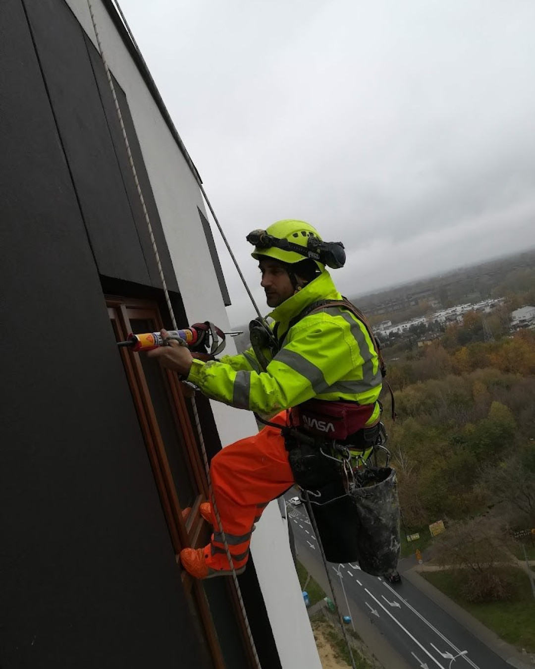 Zdjęcia alpinistów przemysłowych