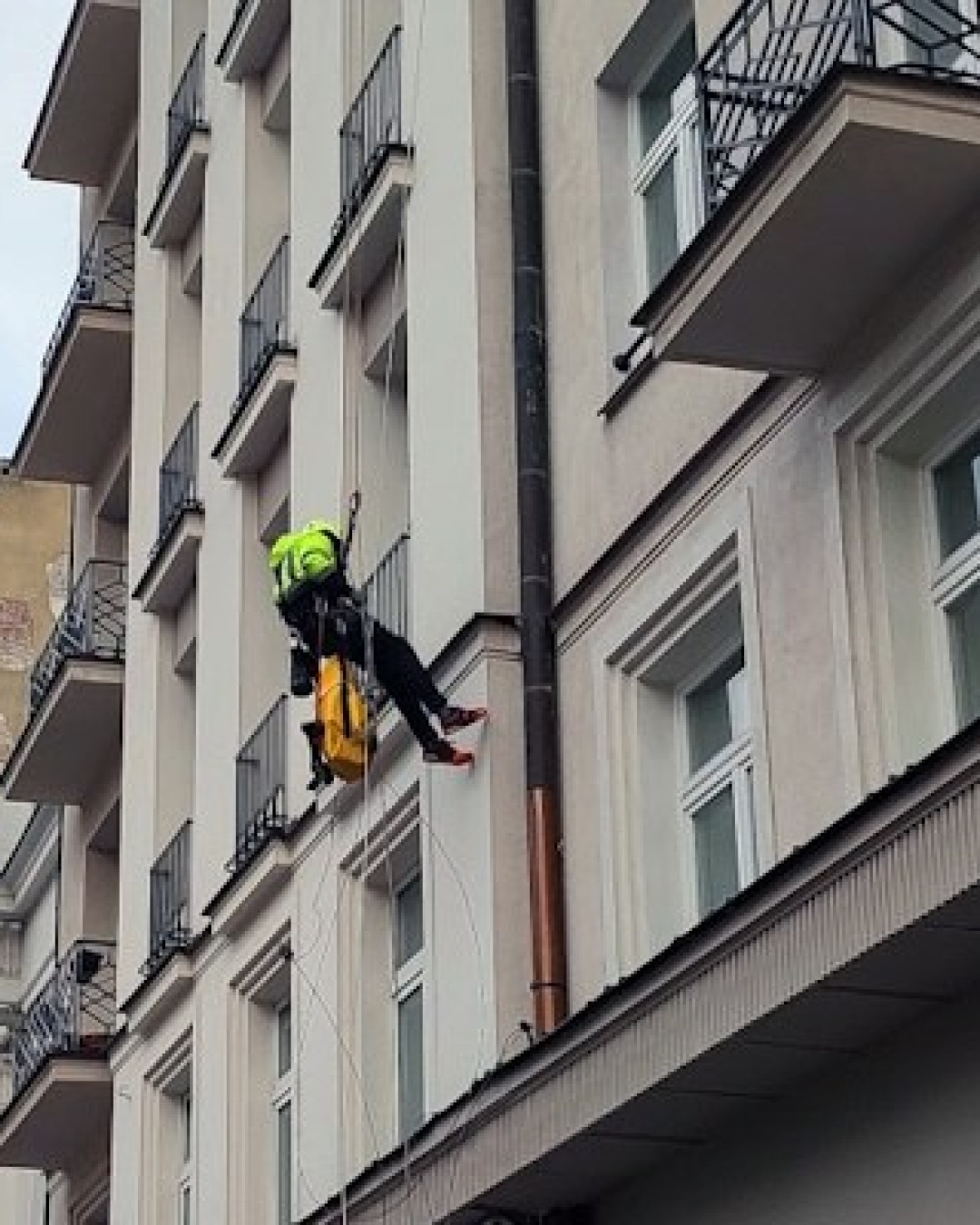 Zdjęcia alpinistów przemysłowych